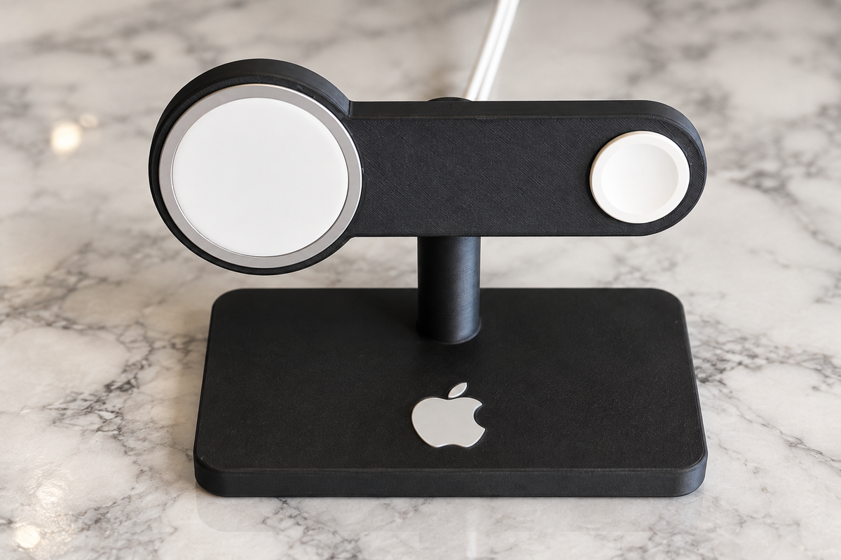 3D tištěný MagSafe nabíjecí stojánek pro iPhone a Apple Watch na mramorovém podkladu